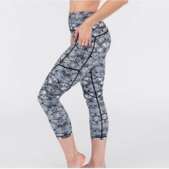 ZYIA Pants - Zyia Active Black + White Snake Print Crop Media Pocket Leggings - Size 20